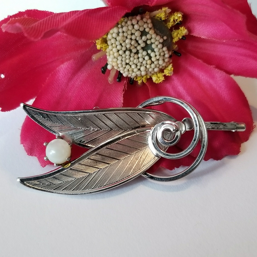 Relisted -Vintage leaf brooch silver tone pearl - Picture 3 of 10
